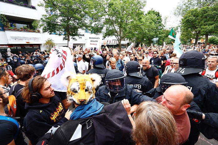 В Берлине люди вышли протестовать против COVID-ограничений В Берлине люди вышли протестовать против COVID-ограничений