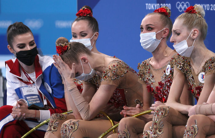 Спортсменки ОКР после выступления на финальных соревнованиях по художественной гимнастике в групповом многоборье на Олимпиаде-2020