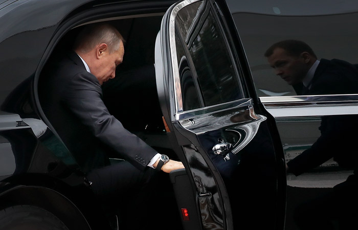 Песков объяснил самоизоляцию Путина контактом с заболевшими COVID-19 Песков объяснил самоизоляцию Путина контактом с заболевшими COVID-19
