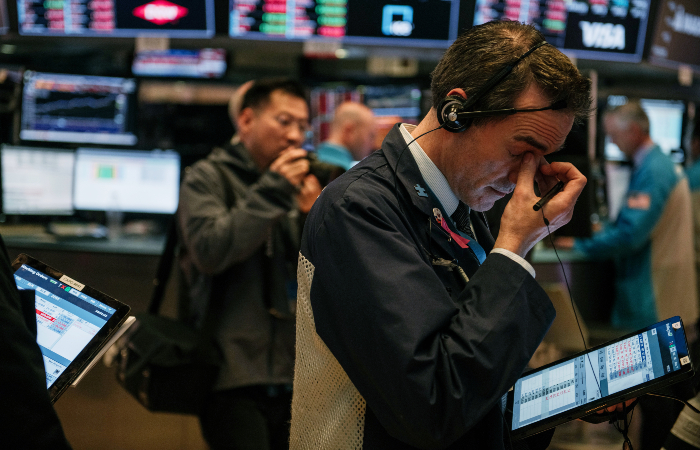 Падение S&P 500 и Nasdaq в понедельник стало сильнейшим с мая Падение S&P 500 и Nasdaq в понедельник стало сильнейшим с мая