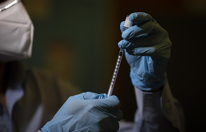 Песков заявил, что решений об обязательной COVID-вакцинации не принималось Песков заявил, что решений об обязательной COVID-вакцинации не принималось