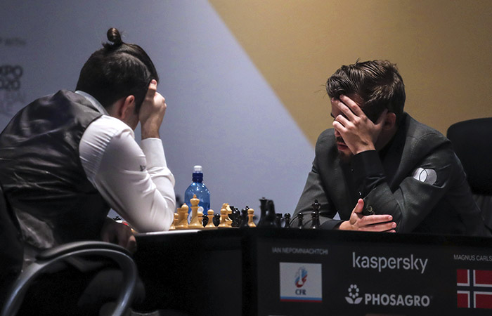 Карлсен и Непомнящий сыграли вничью в первой партии матча за звание чемпиона мира