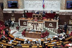 Французские законодатели окончательно утвердили введение вакцинного пропуска