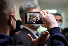 Украинский суд не стал арестовывать Порошенко
