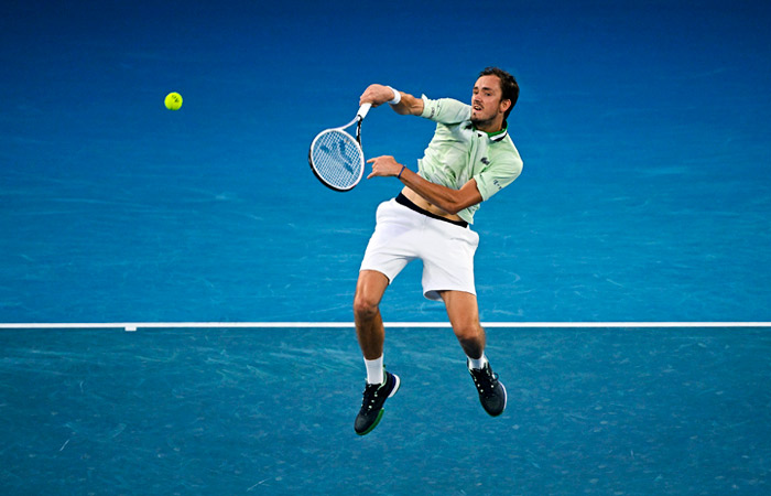 Медведев вышел в полуфинал Australian Open, отыграв два сета и матчбол