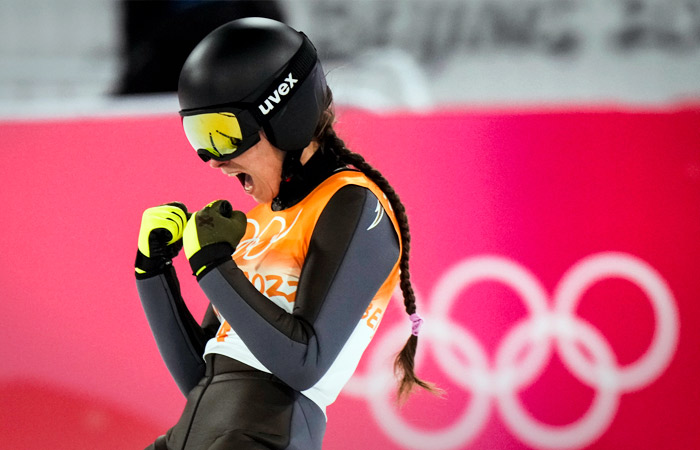 Российские прыгуны на лыжах с трамплина выиграли серебро в командном миксте