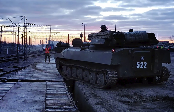 Очередной эшелон с военной техникой покинул Крым после учений Очередной эшелон с военной техникой покинул Крым после учений