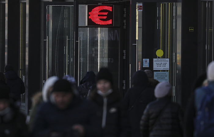 Рубль продолжил дешеветь к доллару и евро на новостях о продолжении спецоперации Рубль продолжил дешеветь к доллару и евро на новостях о продолжении спецоперации