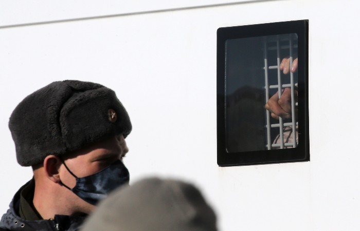 ����� 300 ������� ��������� �� ������������������� ����� � ������