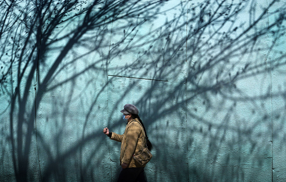 Количество зараженных в Китае при последнем всплеске инфекции COVID-19 невелико по сравнению с другими крупными странами. Однако в стране сохраняется политика "нулевой терпимости", направленная на изоляцию каждого зараженного человека.