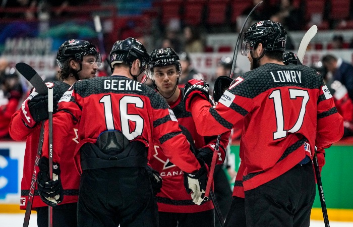 Канада победила Швецию в четвертьфинале ЧМ по хоккею, отыгравшись с 0:3