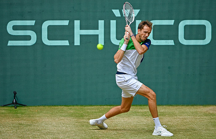 Медведев проиграл в финале теннисного турнира в Германии