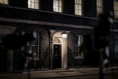 В Великобритании вслед за двумя министрами в отставку подали еще ряд консерваторов