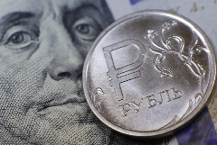Рубль незначительно изменился к доллару и юаню на старте торгов