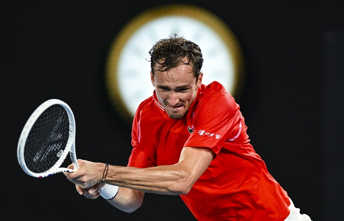 Медведев вышел в полуфинал теннисного турнира ATP-250 в Катаре