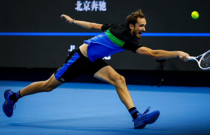 Медведев проиграл в финале теннисного турнира в Пекине
