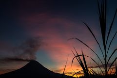 На западе Индонезии на острове Суматра начал извергаться вулкан Марапи