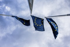 ЕС до августа не будет вводить пошлин против США ЕС до августа не будет вводить пошлин против США