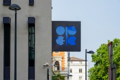 "Восьмерка" ОПЕК+ достигла принципиального согласия об увеличении нефтедобычи в сентябре на 548 тыс. б/с "Восьмерка" ОПЕК+ достигла принципиального согласия об увеличении нефтедобычи в сентябре на 548 тыс. б/с