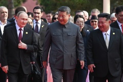 Лидеры РФ, КНР и КНДР пообщались втроем по пути к месту проведения парада Победы в Пекине Лидеры РФ, КНР и КНДР пообщались втроем по пути к месту проведения парада Победы в Пекине