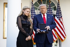 Трамп посмертно наградил Чарли Кирка президентской медалью Трамп посмертно наградил Чарли Кирка президентской медалью