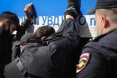 Почти 100 мигрантов выдворят из РФ после рейда на складе в Подмосковье Почти 100 мигрантов выдворят из РФ после рейда на складе в Подмосковье