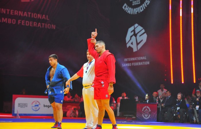 Сергей Кузнецов (в красном)