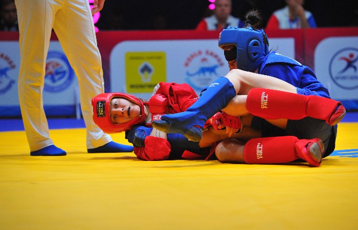 Вера Лоткова (в красном)