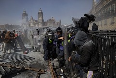 Протесты в Мехико против президента страны закончились столкновениями с полицией Протесты в Мехико против президента страны закончились столкновениями с полицией