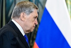 Ушаков сообщил о продолжении контактов по встрече лидеров РФ и США в Будапеште Ушаков сообщил о продолжении контактов по встрече лидеров РФ и США в Будапеште