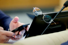 Кремль призвал госслужащих к аккуратности из-за рисков иностранной прослушки Кремль призвал госслужащих к аккуратности из-за рисков иностранной прослушки