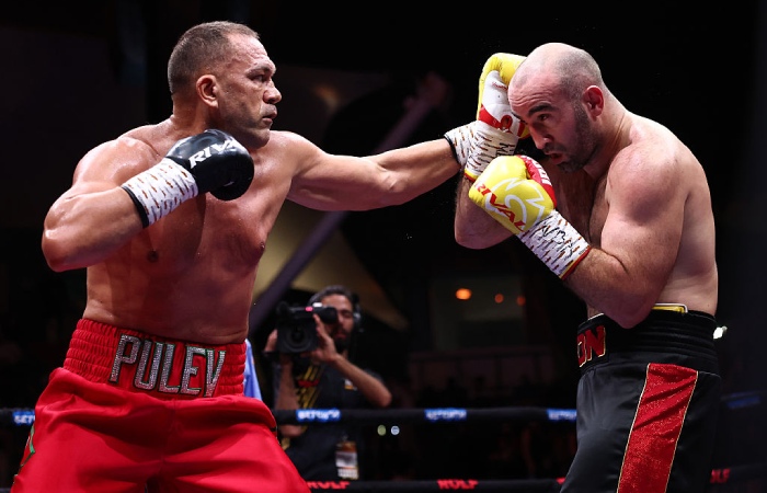 Россиянин Мурат Гассиев нокаутировал Курбата Пулева и стал регулярным чемпионом WBA