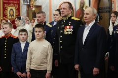 Путин встречает Рождество в одном из храмов Подмосковья Путин встречает Рождество в одном из храмов Подмосковья