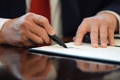 Трамп подписал указ о защите в США доходов от венесуэльской нефти Трамп подписал указ о защите в США доходов от венесуэльской нефти