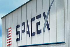 SpaceX �������� � ������� � xAI