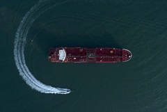 В КСИР заявляют о готовности остановить движение танкеров с нефтью через Ормузский пролив В КСИР заявляют о готовности остановить движение танкеров с нефтью через Ормузский пролив