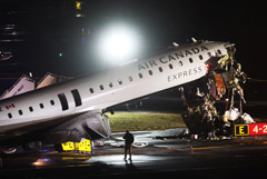 Аэропорт Нью-Йорка закрыт после столкновения самолета с пожарной машиной Аэропорт Нью-Йорка закрыт после столкновения самолета с пожарной машиной