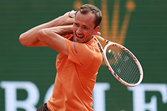 Даниил Медведев оштрафован на 6 тыс. евро за неспортивное поведение Даниил Медведев оштрафован на 6 тыс. евро за неспортивное поведение