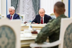 Путин поручил Белоусову внимательнее отнестись к предложениям участников СВО по техразработкам Путин поручил Белоусову внимательнее отнестись к предложениям участников СВО по техразработкам