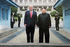 Трамп ищет возможность встретиться с Ким Чен Ыном во время поездки в Азию осенью Трамп ищет возможность встретиться с Ким Чен Ыном во время поездки в Азию осенью