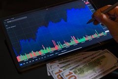 Фондовый рынок США завершил торги в четверг уверенным ростом Фондовый рынок США завершил торги в четверг уверенным ростом