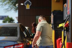 Сечин сказал, что "Роснефть" будет поддерживать стабильные поставки топлива Сечин сказал, что "Роснефть" будет поддерживать стабильные поставки топлива
