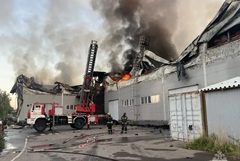 Склад горит в подмосковном Щелково на площади 1,8 тыс. кв. м Склад горит в подмосковном Щелково на площади 1,8 тыс. кв. м