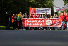 В Германии десятки тысяч сотрудников автопрома проводят акцию протеста В Германии десятки тысяч сотрудников автопрома проводят акцию протеста