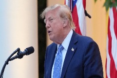 Трамп заявил, что будет оспаривать в суде возвращение аккредитации журналистам Трамп заявил, что будет оспаривать в суде возвращение аккредитации журналистам
