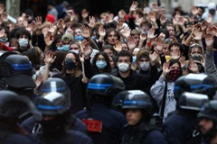 Во Франции продолжаются массовые протесты учащейся молодежи Во Франции продолжаются массовые протесты учащейся молодежи