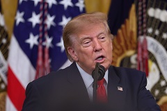 Трамп призвал ритейлеров в США снижать цены на горючее Трамп призвал ритейлеров в США снижать цены на горючее