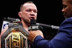 Россиянин Петр Ян защитил титул чемпиона UFC Россиянин Петр Ян защитил титул чемпиона UFC